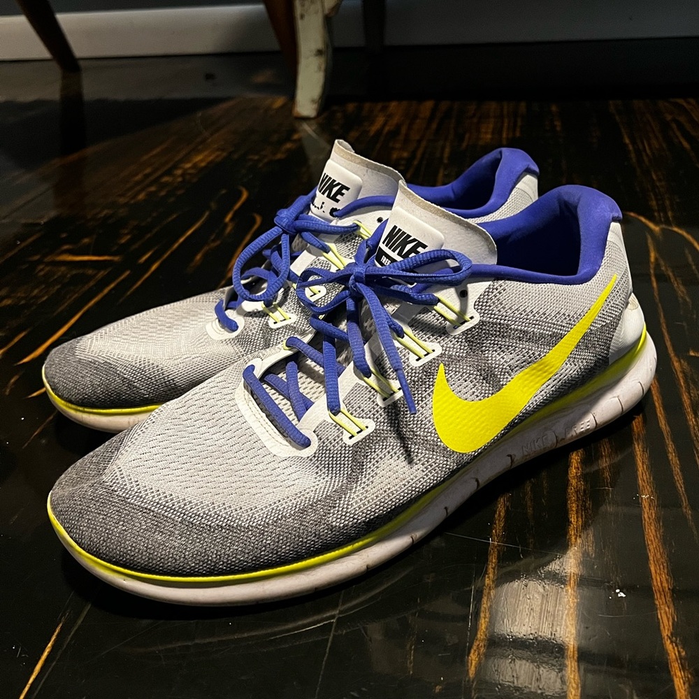 Men’s Nike tennis shoes. Size 15.